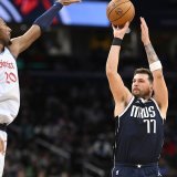 Luka Doncic arme devant Alex Sarr pour un 78e triple-double. KEYSTONE/AP/Nick Wass